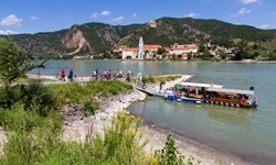 Eine Radlergruppe beim Stift Dürnstein in der Wachau.
