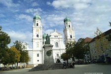 Die Fassade des Passauer Doms St. Stephan mit der davor stehenden Statue von Maximilian I.