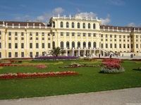 Das bekannte Schloss Schönbrunn in Wien inmitten seiner herrlichen Gartenanlagen.
