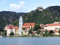 Dürnstein in der Wachau mit seinem charakteristischen blauen Kirchturm und der darüber aufragenden Burgruine.