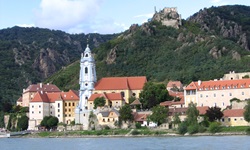 Dürnstein in der Wachau mit seinem charakteristischen blauen Kirchturm und der darüber aufragenden Burgruine.