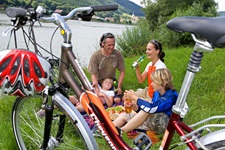 Eine Familie mit zwei Kindern macht bei Engelhartszell ein Picknick.