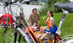 Eine Familie mit zwei Kindern macht bei Engelhartszell ein Picknick.