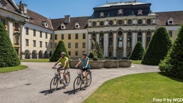 Ein Radlerpärchen beim Chorherrenstift von St. Florian in der Nähe von Linz.