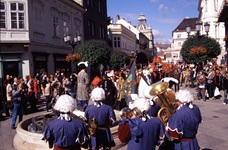 Eine zeitgemäß gekleidete Musikkapelle mit weißen Perücken beim Barockfestival in Györ.