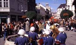 Eine zeitgemäß gekleidete Musikkapelle mit weißen Perücken beim Barockfestival in Györ.