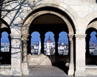 Das Budapester Parlamentsgebäude durch die Arkadenbögen der Fischerbastei gesehen.