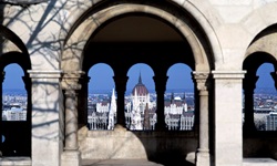 Das Budapester Parlamentsgebäude durch die Arkadenbögen der Fischerbastei gesehen.