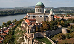 Esztergom mit seiner berühmten Basilika, die zugleich die größte Kirche Ungarns ist.