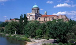 Die Basilika von Esztergom erhebt sich über dem Donauufer.
