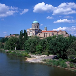 Die Basilika von Esztergom erhebt sich über dem Donauufer.