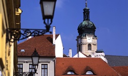 Der Turm der Kathedrale von Györ erhebt sich über die Altstadt.