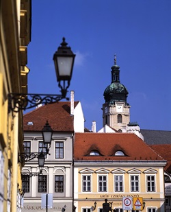 Der Turm der Kathedrale von Györ erhebt sich über die Altstadt.