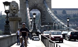 Radfahrer, Fußgänger und Autos auf der Kettenbrücke in Budapest.