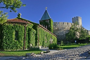 Blick auf eine mit Efeu bewachsene Kirche und Festung in Belgrad