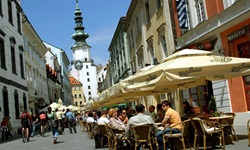 Das von Touristen umvölkerte Michaelertor in Bratislava.