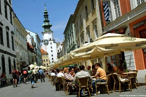 Blick über die Fußgängerzone mit gut besuchten Cafés zum Michaelertor in Bratislava