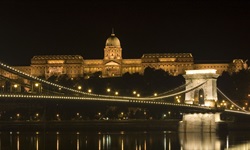 Nächtliche Stadtansicht von Budapest mit Burg und der beleuchteten Kettenbrücke.