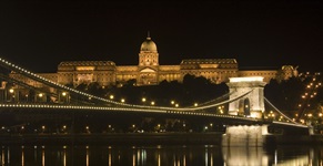 Nächtliche Stadtansicht von Budapest mit Burg und der beleuchteten Kettenbrücke.