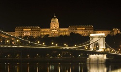 Blick auf die beleuchtete Burg von Budapest bei Nacht