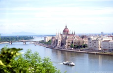 Herrliches Stadtpanorama von Budapest mit dem direkt an der Donau gelegenen Parlament.