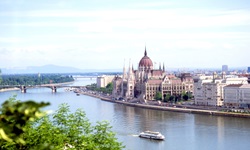 Herrliches Stadtpanorama von Budapest mit dem direkt an der Donau gelegenen Parlament.
