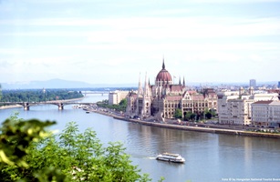 Blick über die Donau zum Palast in Budapest
