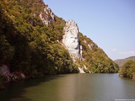 Blick über die Donau zur Statue des Decebalus in Rumänien