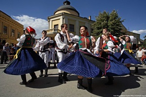 Eine serbische Volkstanzgruppe führt einen traditionellen Tanz auf