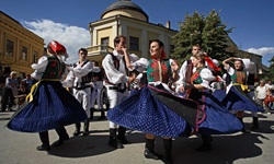 Eine historische Volkstanzgruppe in Sremski Karlovci führt einen Tanz vor