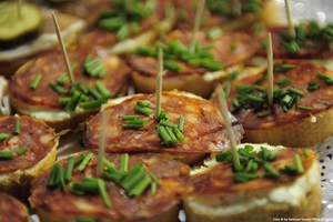 Detailbild von serbischen Häppchen mit Brot, Wurst und Schnittlauch