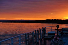 Ein malerischer Sonnenuntergang über der Donau.