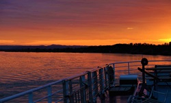 Ein malerischer Sonnenuntergang über der Donau.
