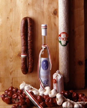 Detailbild von ungarischen Spezialitäten (Wurst, Knoblauch usw.)