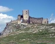 Eine Ruine im Donaudelta - die Überreste der Festung Enisala im gleichnamigen Dorf im Südosten Rumäniens