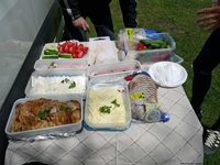 Ein Tisch mit Leckereien für ein Picknick gedeckt