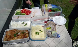 Ein Tisch mit Leckereien für ein Picknick gedeckt