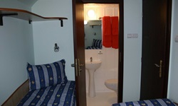 Eine Kabine des Floßhotels mit Blick zum Badezimmer