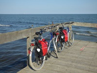 Zwei Fahrräder stehen auf einem Holzsteg auf dem Schwarzen Meer