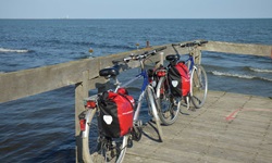 Zwei Fahrräder stehen auf einem Holzsteg auf dem Schwarzen Meer