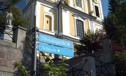 Blick auf Wegweiser in Donaueschingen mit den Aufschriften "Donauquelle" und "Schloss"