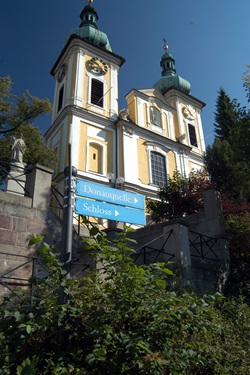 Blick auf Wegweiser in Donaueschingen mit den Aufschriften "Donauquelle" und "Schloss"