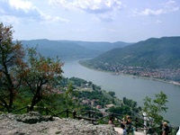 Das Donauknie in Ungarn von einer Aussichtsplattform aus gesehen.