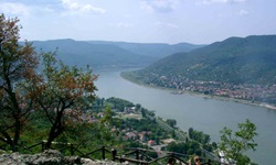 Das Donauknie in Ungarn von einer Aussichtsplattform aus gesehen.