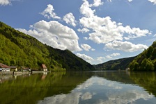 Die traumhafte Donaulandschaft vom Schiff aus gesehen.