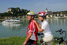 Ein Paar macht auf dem Donauradweg bei Grein eine Pause und blickt umher