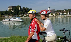 Ein Paar macht auf dem Donauradweg bei Grein eine Pause und blickt umher