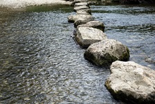 Große Steine in der Donau, die zum Überqueren dienen