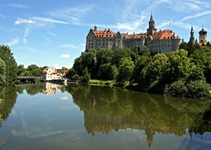 Blick über die Donau zum imposanten Sigmaringer Schloss