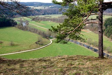 Blick von einem Aussichtspunkt über die Donaulandschaft